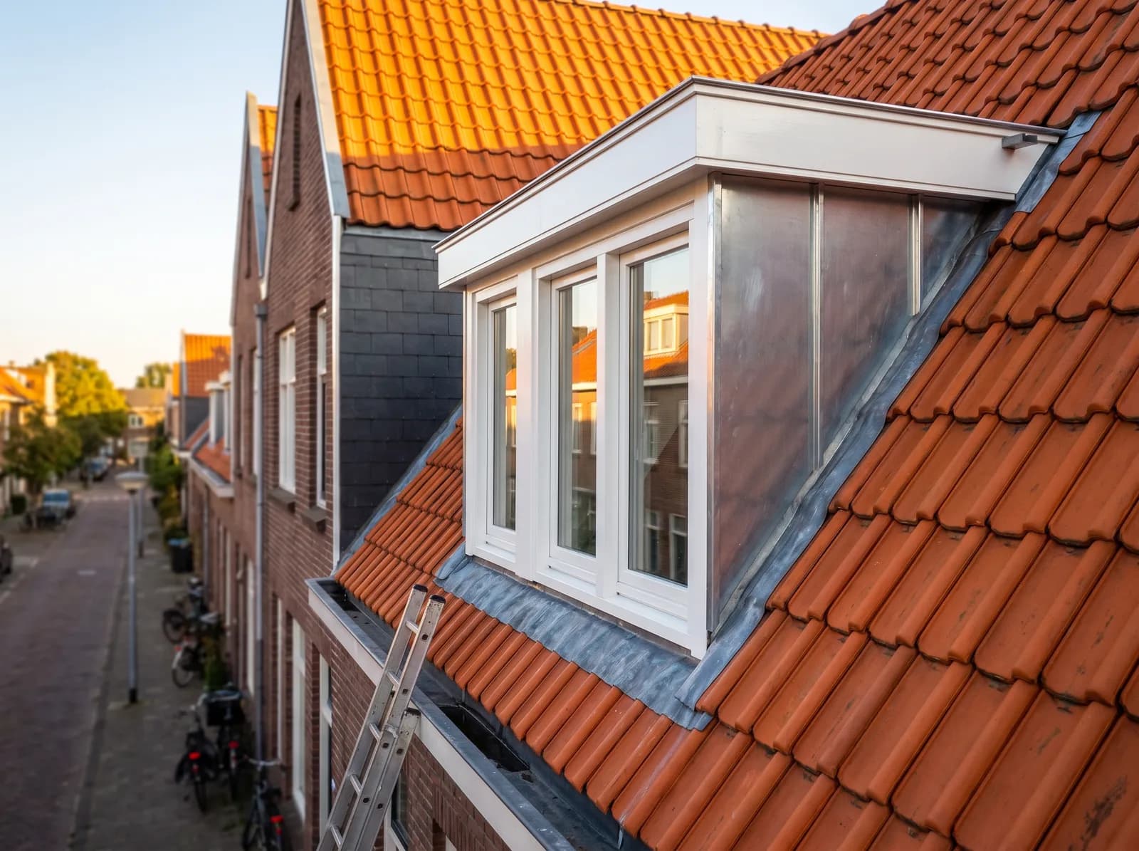 Dakdekker van DakMeesters werkt aan een dakkapel met nieuw zinkwerk